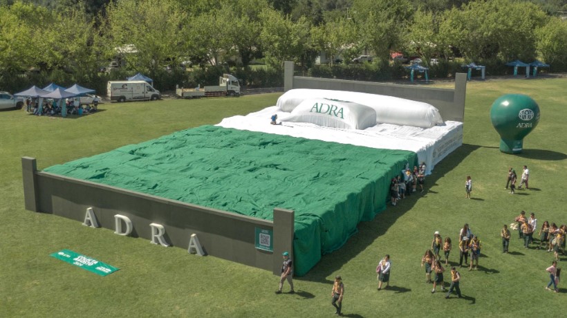 Rompen récord Guiness de la cama más grande del mundo en Chillán