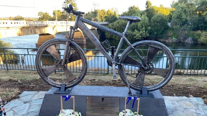 Instalan escultura en homenaje a joven ciclista que falleció atropellado en Valdivia