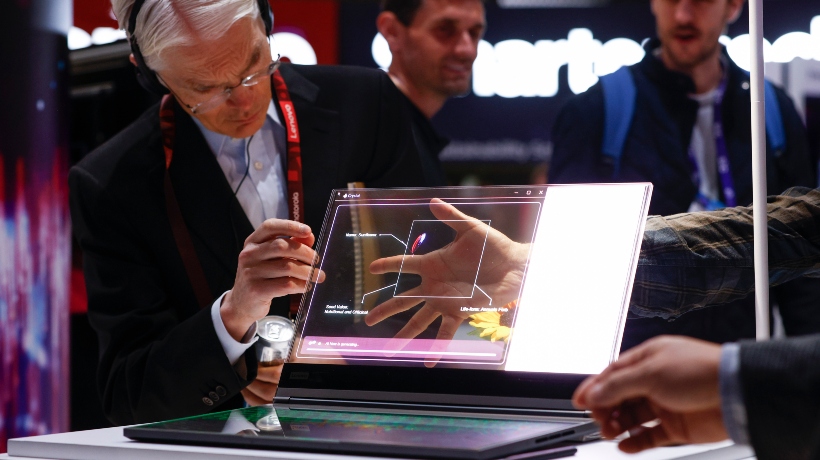 Lenovo presentó el primer laptop con pantalla transparente