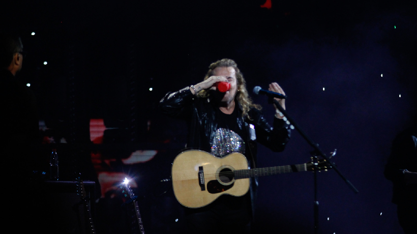 "¡Al seco, al seco!:" vocalista de Maná sorprende a Viña y se toma vaso de tequila en plena Quinta Vergara