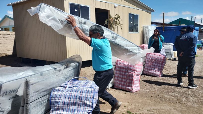 Tras inundaciones familias de Cariquima recibieron viviendas de emergencias e insumos