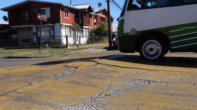 Pavimento en mal estado causa daños a vehículos y microbuses en Osorno