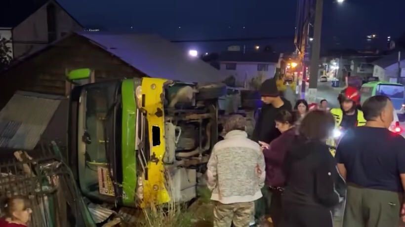 Micro cae sobre una bodega en población 22 de Mayo