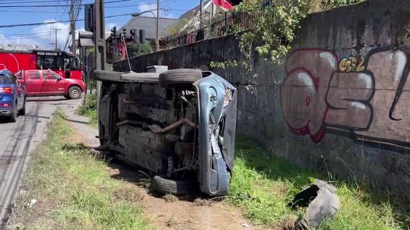 Colisión de vehículos con posterior volcamiento en calle Crucero no deja personas lesionadas Colisión de vehículos con posterior volcamiento en calle Crucero no deja personas lesionadas