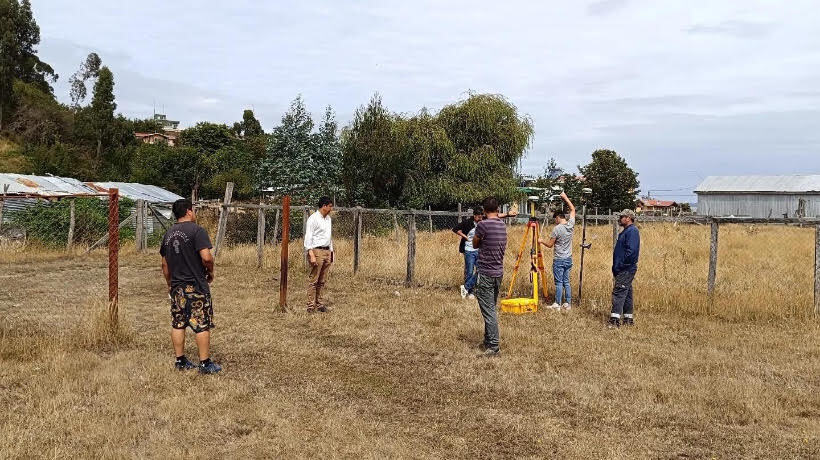 Alcalde de Dalcahue junto a vecino visitan terreno del proyecto de mejoramiento de cancha en la comuna