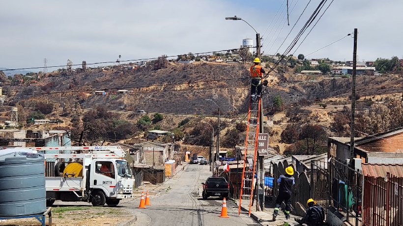 Inician reposición del alumbrado público en zonas afectadas por megaincendio en el Gran Valparaíso