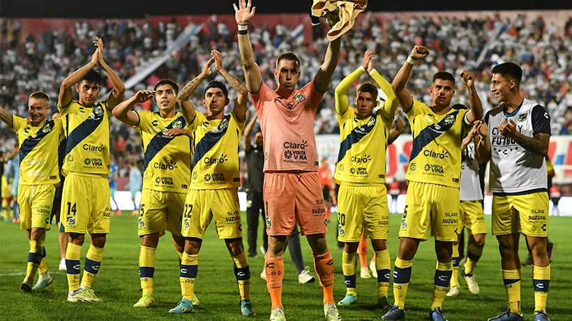 Everton se hizo fuerte en Santiago y se quedó con un triunfazo ante la UC