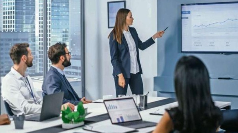 Identifican los 26 empleos mejor remunerados para mujeres en sectores científicos e ingenieriles