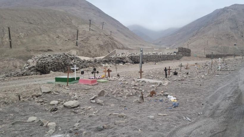 Anuncian el cierre y desmantelamiento del cementerio ilegal de mascotas instalado en la pista de emergencia vial de la Ruta 24 en Tocopilla Anuncian el cierre y desmantelamiento del cementerio ilegal de mascotas instalado en la pista de emergencia vial de la Ruta 24 en Tocopilla