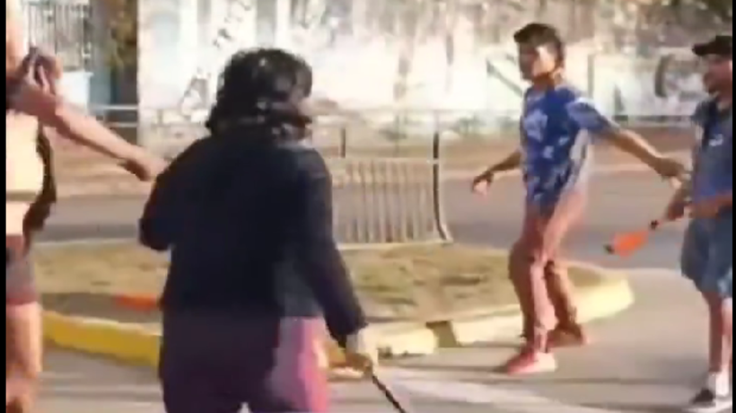 [VIDEO] Graban otra pelea en un semáforo de Valdivia: Usaban objetos contundentes