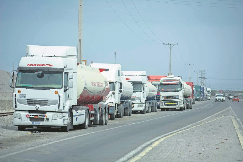 ‘Estacionamientos irregulares’: Camiones saturan ingreso al Valle de Lluta en Arica