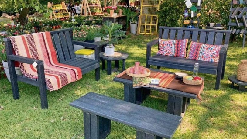 Ingeniero convierte parachoques y jabas en codiciados muebles de madera plástica