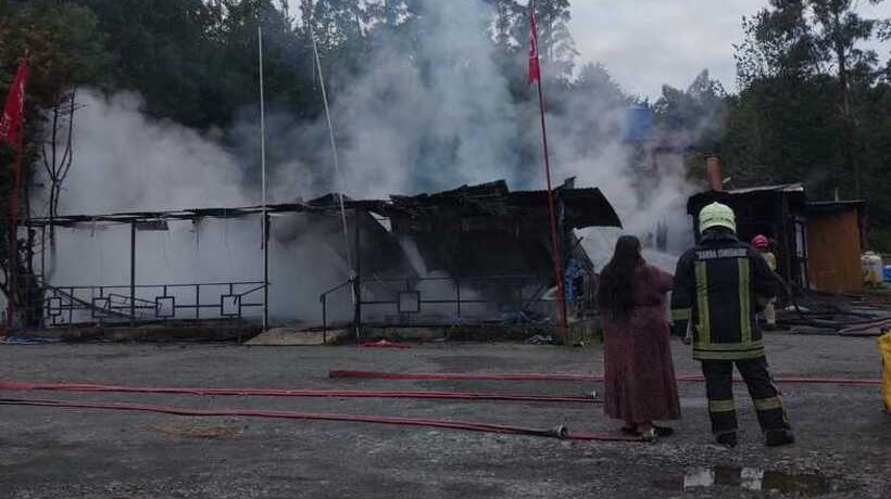 Violento incendio destruyó por completo un lugar de hospedajes en Los Lagos Violento incendio destruyó por completo un lugar de hospedajes en Los Lagos