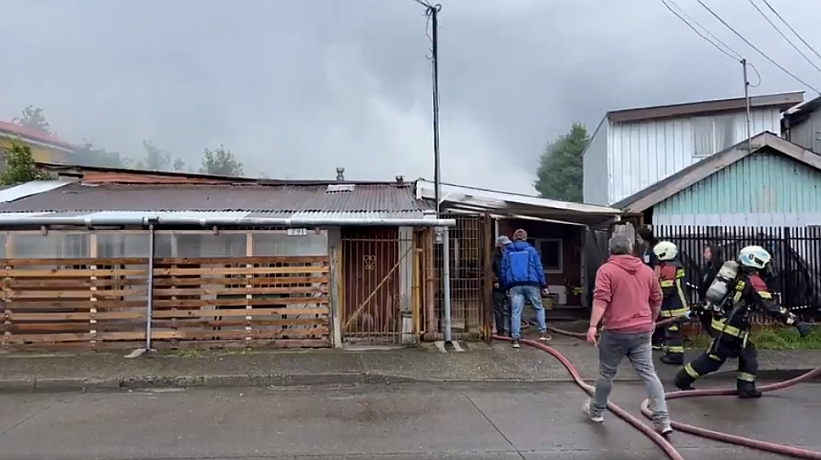 Incendio en población Estero Lobos de Puerto Montt afectó casa interior