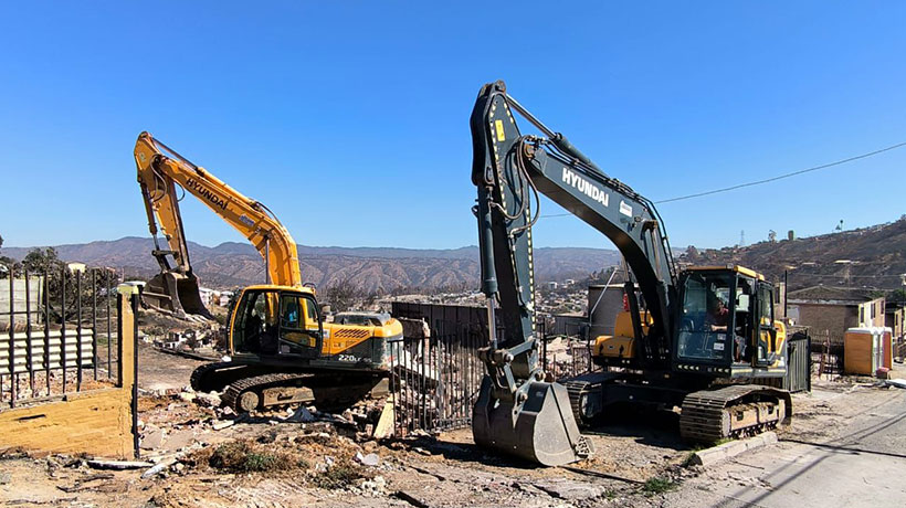 Avanzan los trabajos de demolición de viviendas tras megaincendio en la Región de Valparaíso