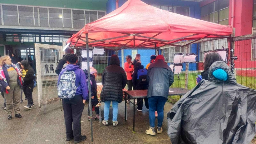 Apoderados del colegio Los Alerces reclaman por mal estado del establecimiento