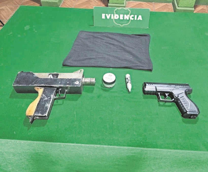 Tres adolescentes portaban pistola y submetralladora UZI en Caldera Tres adolescentes portaban pistola y submetralladora UZI en Caldera