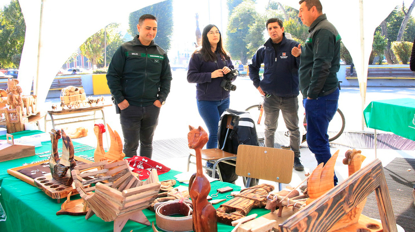 Internos del Centro Penitenciario de Nueva Imperial exponen en feria artesanal