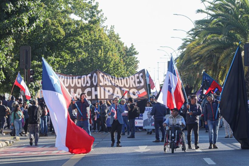 Trabajadores de Huachipato marchan por las calles de Santiago en dirección a La Moneda
