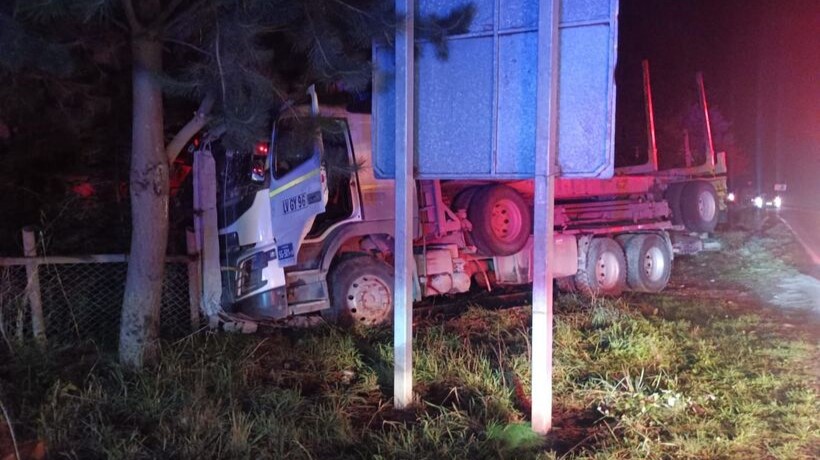 Nuevo accidente en Mariquina: Camión chocó contra un poste de energía y un portón de una vivienda