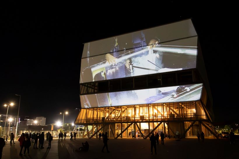 “Caja cuántica, viaje a través de la luz”: durante 3 meses estará disponible la exposición interactiva en el Teatro Biobío de Concepción