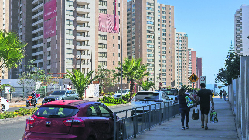 Vecinos de avenida Cerro Paranal en Antofagasta evalúan los pros y contras del explosivo crecimiento del sector