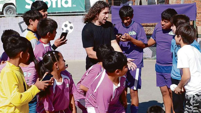 Causó locura: Carles Puyol visitó a jóvenes del Gran Valparaíso y recordó a Alexis Sánchez