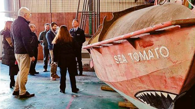 Rescatan emblemática embarcación que cruzó a remo el Mar de Drake