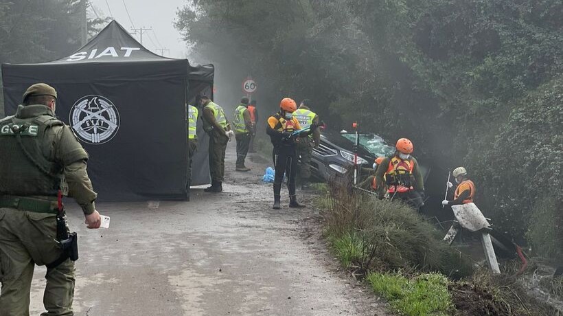 Encuentran cuerpo sin vida al interior de camioneta sumergía en estero de Lago Ranco