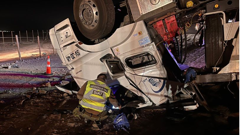 Fallece conductor en volcamiento de camión que transportaba concentrado de cobre en Antofagasta Fallece conductor en volcamiento de camión que transportaba concentrado de cobre en Antofagasta