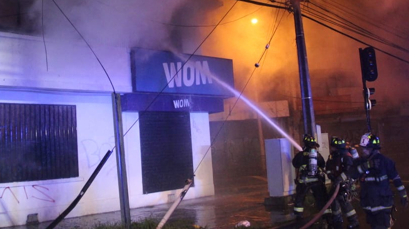 Investigan incendio que consumió local de telefonía en Temuco