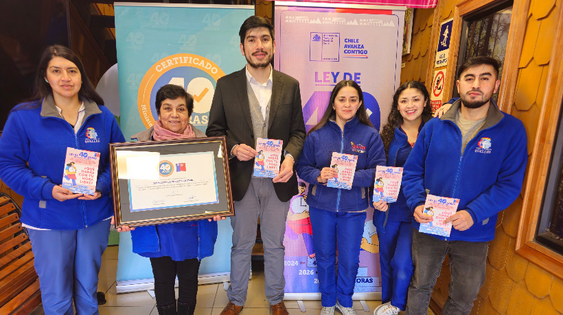 Farmacia Quellón recibe reconocimiento por implementar jornada laboral de 40 horas Farmacia Quellón recibe reconocimiento por implementar jornada laboral de 40 horas