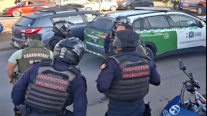 Detienen a dos individuos que manipulaban arma cerca de colegio en Alto Hospicio Detienen a dos individuos que manipulaban arma cerca de colegio en Alto Hospicio