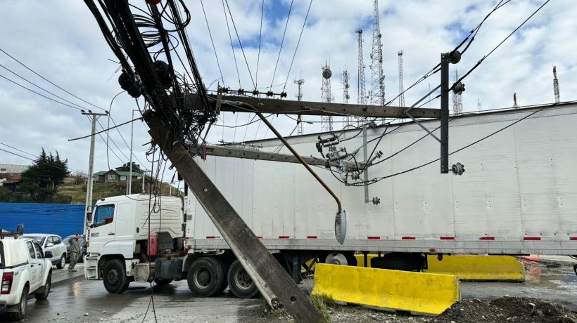 Camión pasó a llevar cables en avenida Ibáñez de Puerto Montt y derribó dos postes