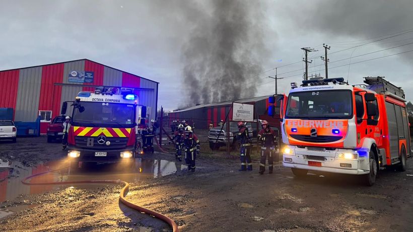 Incendio en maestranza de Puerto Montt puso en riesgo a bomberos por explosiones