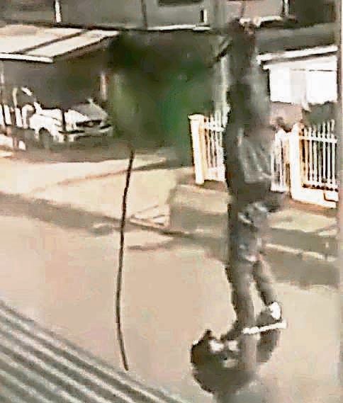 Captan a delincuentes haciendo particular maniobra para robar cables en Coronel Captan a delincuentes haciendo particular maniobra para robar cables en Coronel