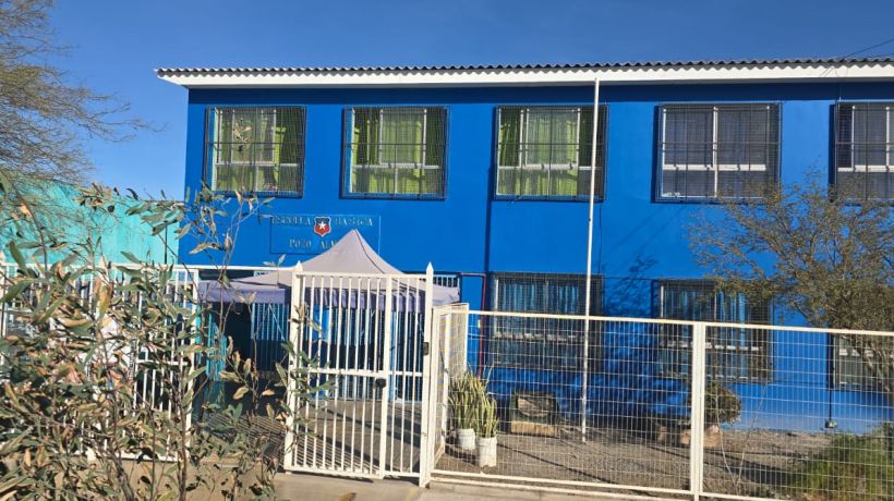 Niña se subió al techo de colegio en Pozo Almonte a buscar una pelota y quedó atrapada