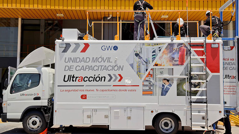 Camión con equipos de última generación permite llevar diversas capacitaciones a las faenas