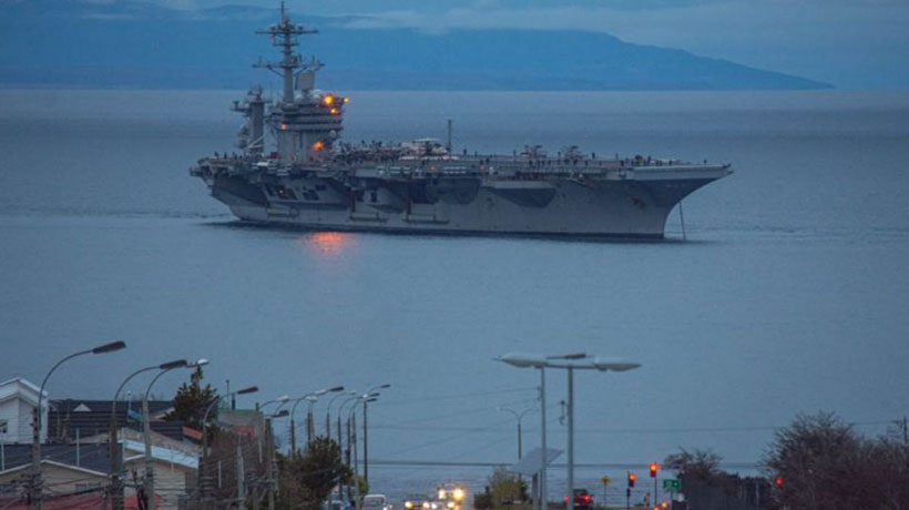 Lancheros expectantes por arribo de portaaviones en Valparaíso