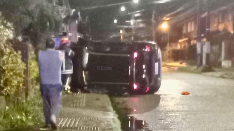 Auto impactó poste y el cerco de una casa tras volcar en Puerto Montt