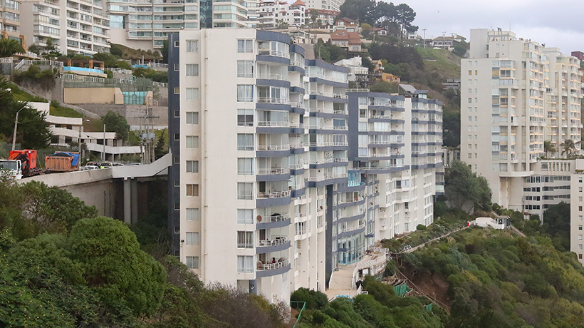 Amplían recomendación de evacuar a otras cinco torres contiguas a nuevo socavón de Viña del Mar