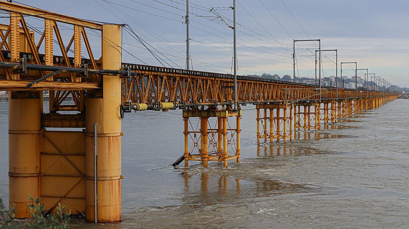 Reabren puente Ferroviario tras refuerzo de cepa por subida de caudal en río Biobío Reabren puente Ferroviario tras refuerzo de cepa por subida de caudal en río Biobío
