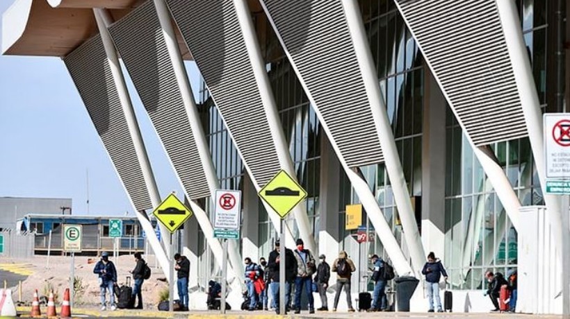 Evacuan aeropuerto de Calama por aviso de bomba: Pasajeros esperaron en el estacionamiento