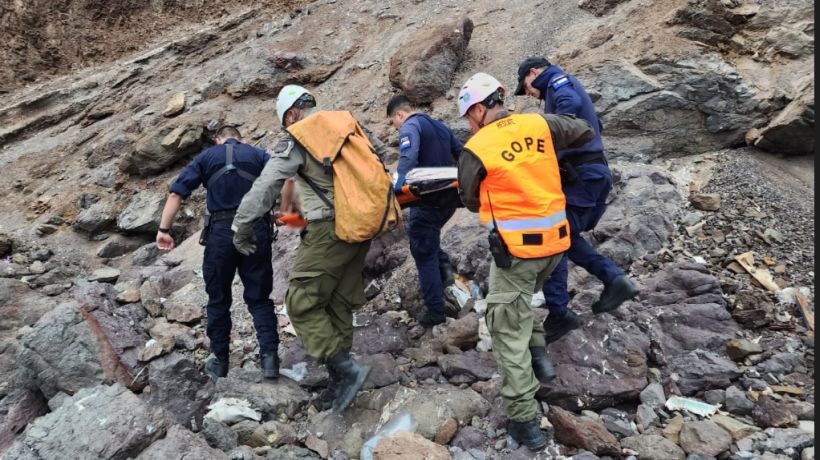 Rescatan a hombre que cayó en acantilado en playa de Iquique