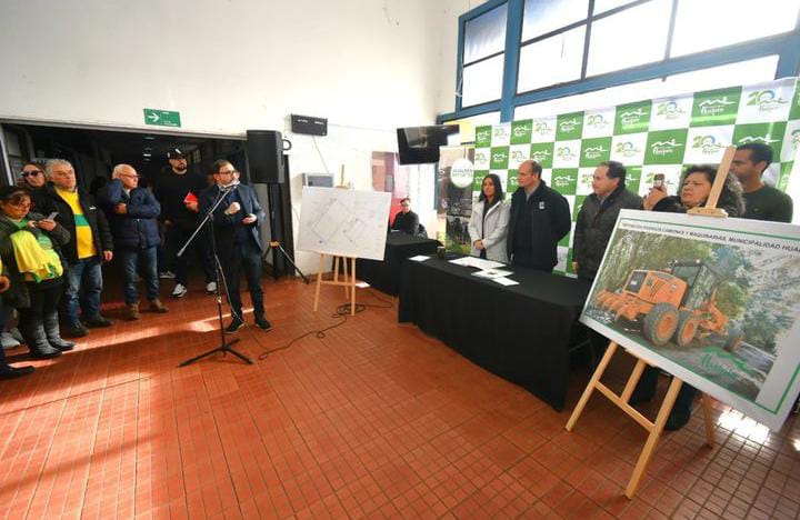 Hualpén tendrá una nueva cancha deportiva tras firma de convenio con el Gobierno Regional Hualpén tendrá una nueva cancha deportiva tras firma de convenio con el Gobierno Regional