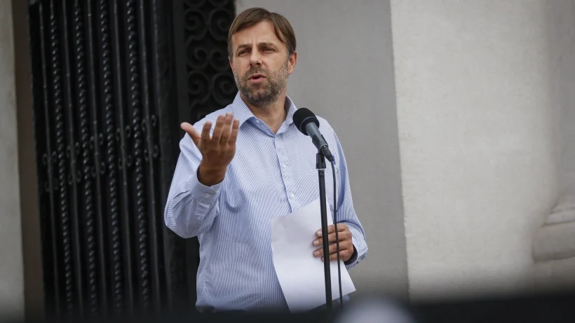 Alcalde de Puente Alto emplazó a Tohá por niño baleado en Bajos de Mena: "Totalmente irresponsables"