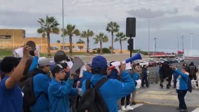 Trabajadores del supermercado Lider de Espacio Urbano realizan movilización