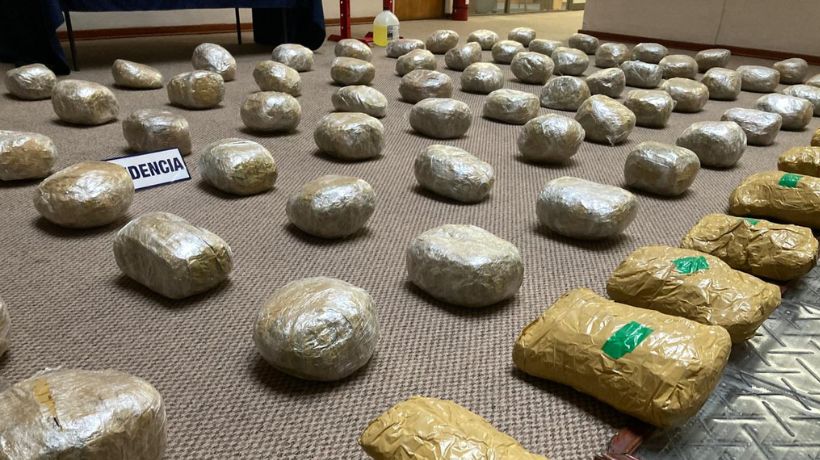 Dos extranjeros usaban camión abandonado para vender drogas en Antofagasta