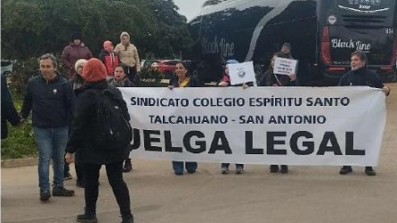 Trabajadores del colegio Espíritu Santo siguen en huelga que ha durado más de un mes