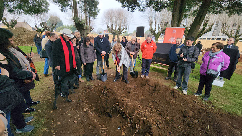 Colocan la primera piedra del proyecto de reposición de plaza en Pitrufquén: “Es una tremenda inversión”